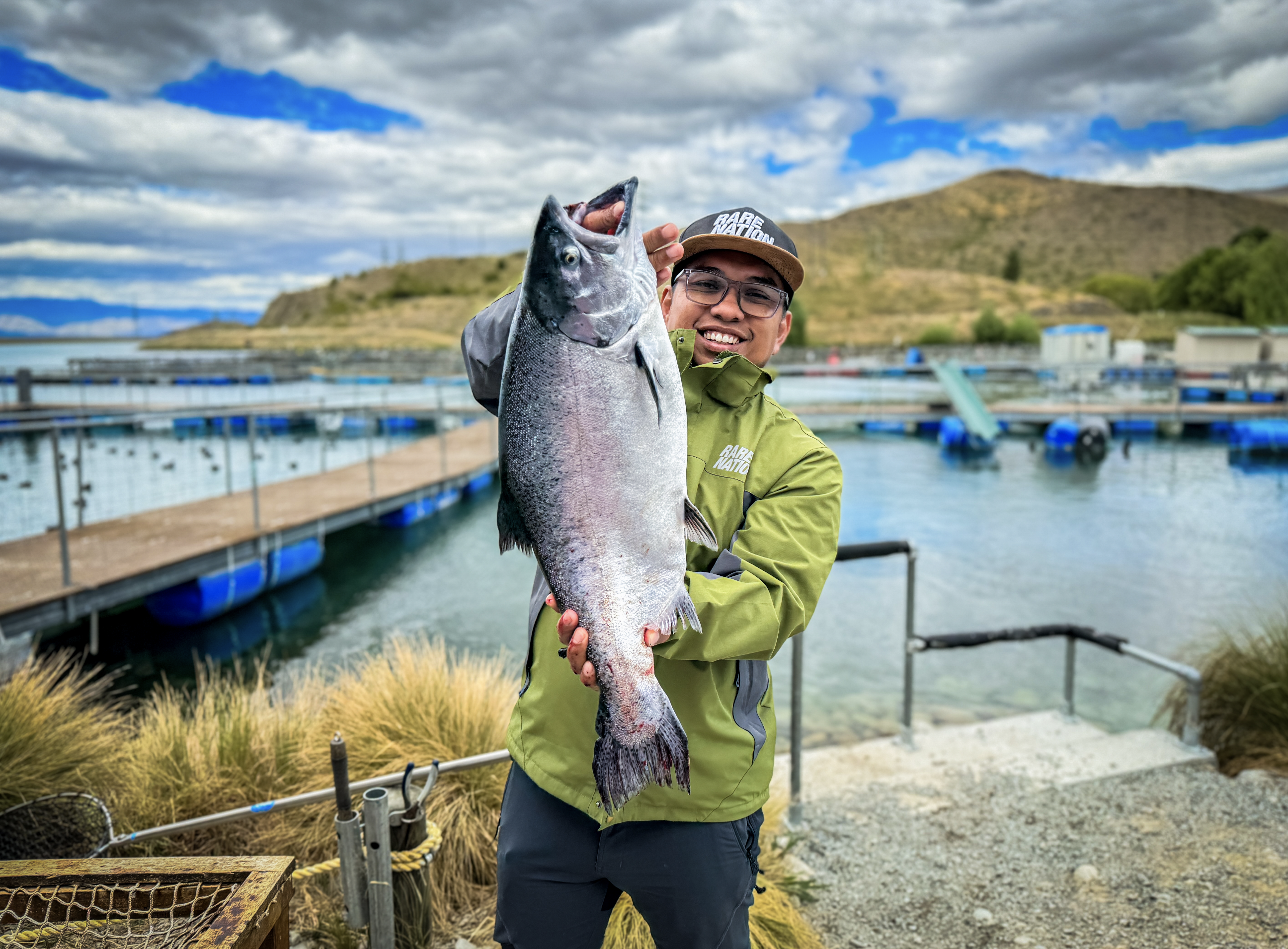Ikan salmon dari sangkar begini dah pasti halal. Beli sahaja di Salmon High Country dengan harga sekitar NZD30 sekilo. Puas hati!