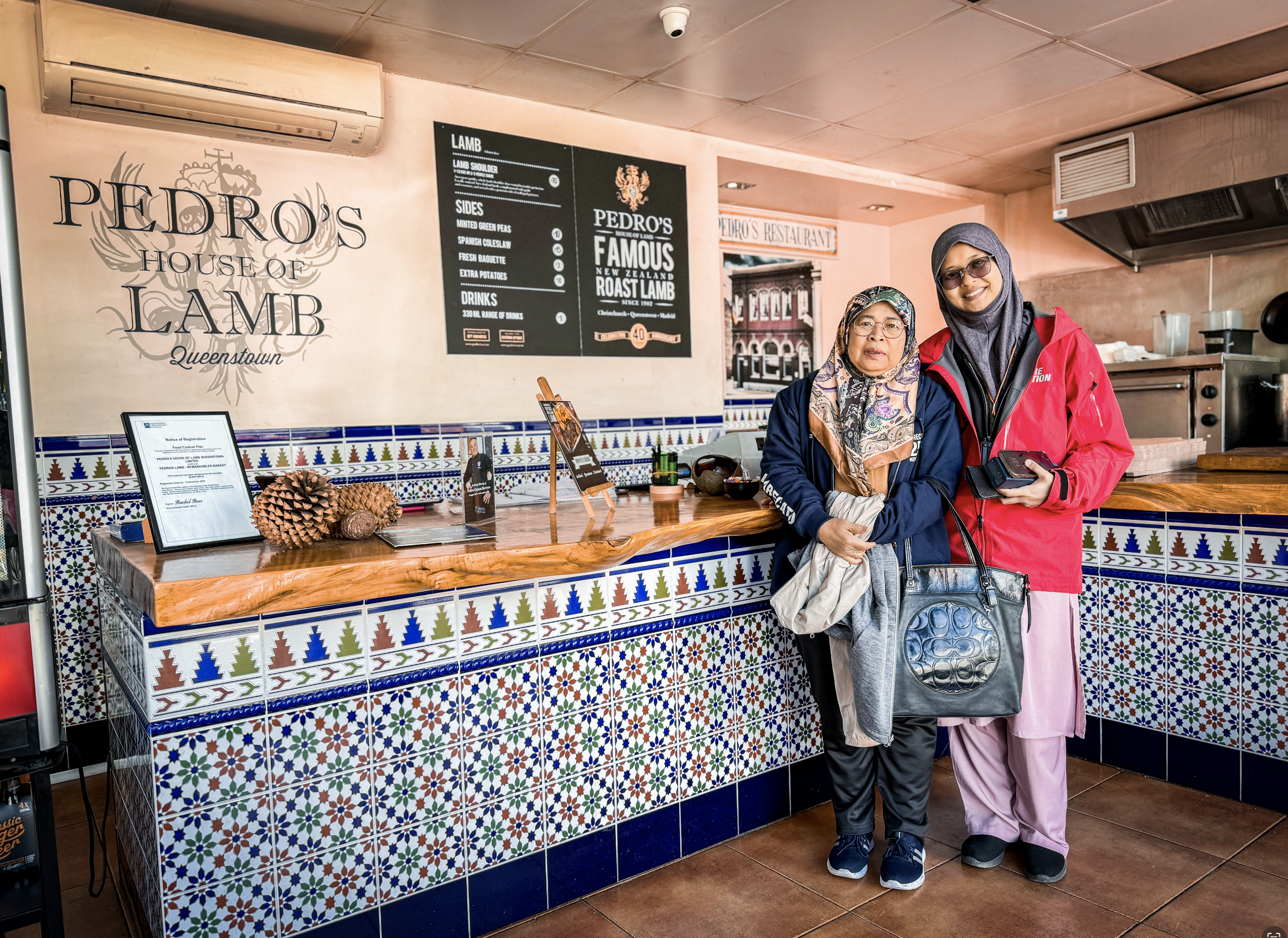Pedro's hanya menyediakan satu hidangan sahaja. Lamb shoulder slow cooked yang sangat lembut dimasak bersama ubi kentang. Kerosakan bajet sekitar NZD70.